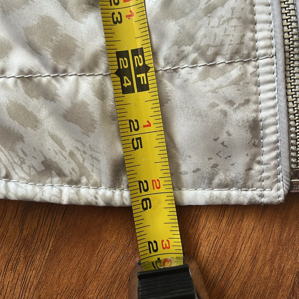 Like new Chico’s silver lightweight lined jacket - Picture 8 of 13
